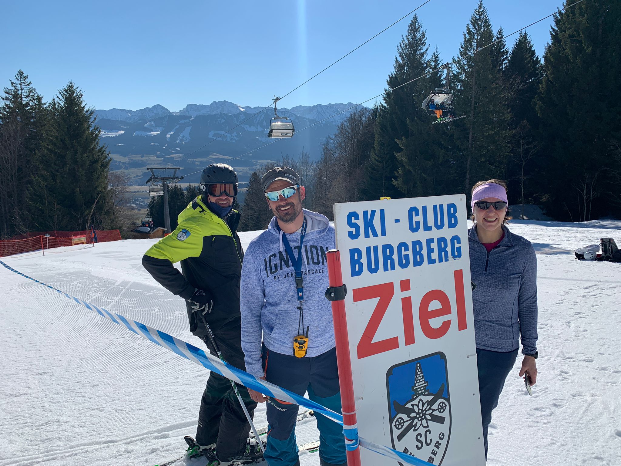 Die Organisatoren warten im Zielhang bei der Skiclubmeisterschaft 2022